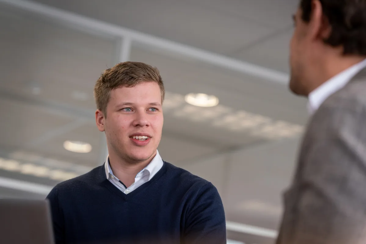 Een adviseur van Pulse licht een offerte toe