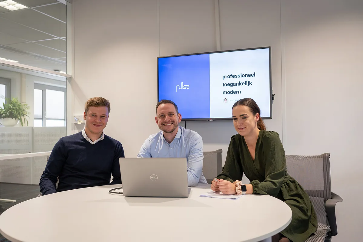Het Pulse-team aan tafel op kantoor