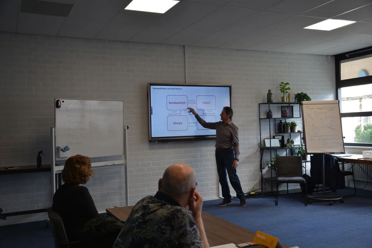 Deelnemers oefenen een gesprek tijdens de training