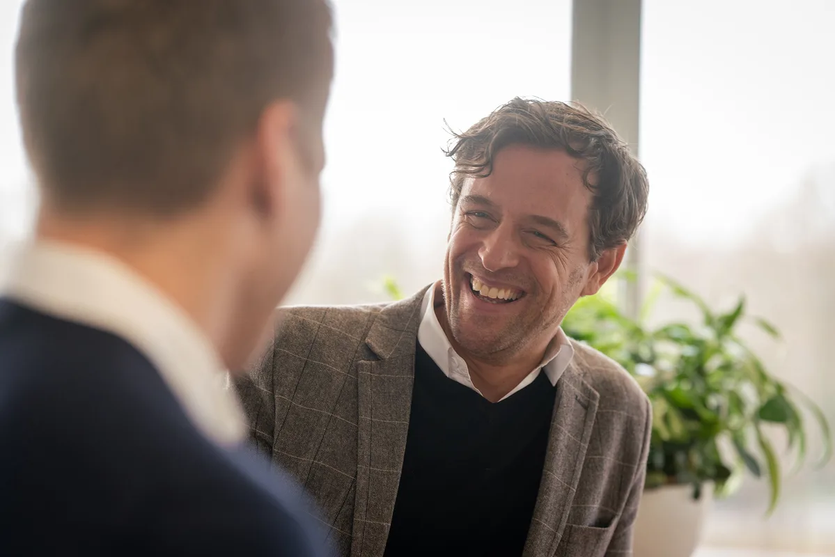 Een consultant van Pulse helpt een klant
